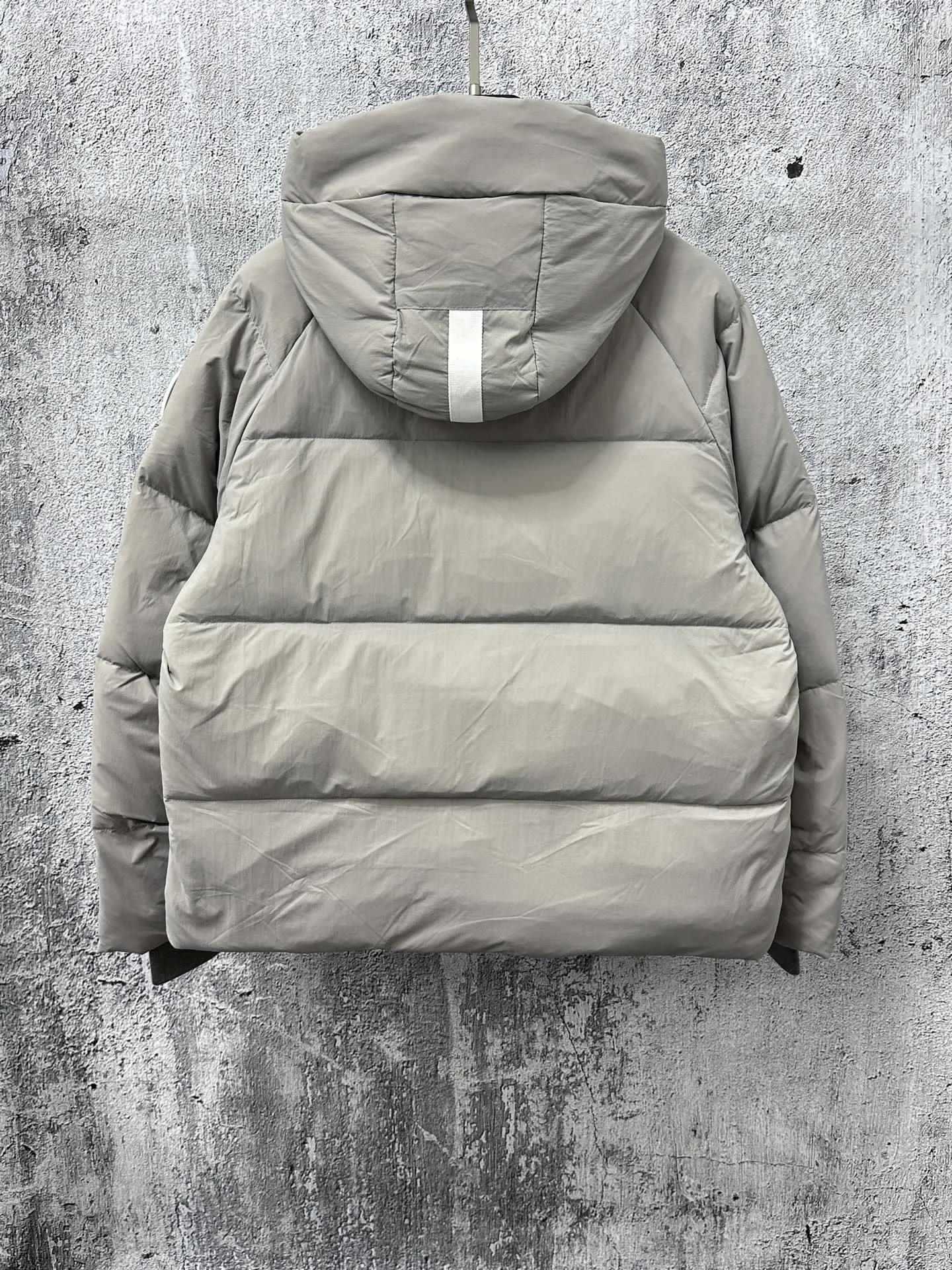 P740 【𝗖𝗔𝗡𝗔𝗗𝗔 𝗚𝗢𝗢𝗦𝗘】Capsule Series Macaron White Label Fabric: Made of soft EnduraLuxe fabric imported from DuPont, CORDURA, USA, which enhances the durability of easy-to-wear parts, is lightweight and durable; the liner is made of 400T anti-velvet gallbladder, which is comfortable, soft and non-velvet. : Equipped with a detachable hood, which can be adjusted in two directions, and is also filled with down, which brings greater softness and wrapping around the head and neck, and is full of warmth. This parka features white trim on the back and sides, and the hardware locks are all original and custom-made to match the muted fabric color. Goose label: The official website’s new series of silicone material labels, non-embroidery labels. Length: Fit hip-length. Size: XS-L